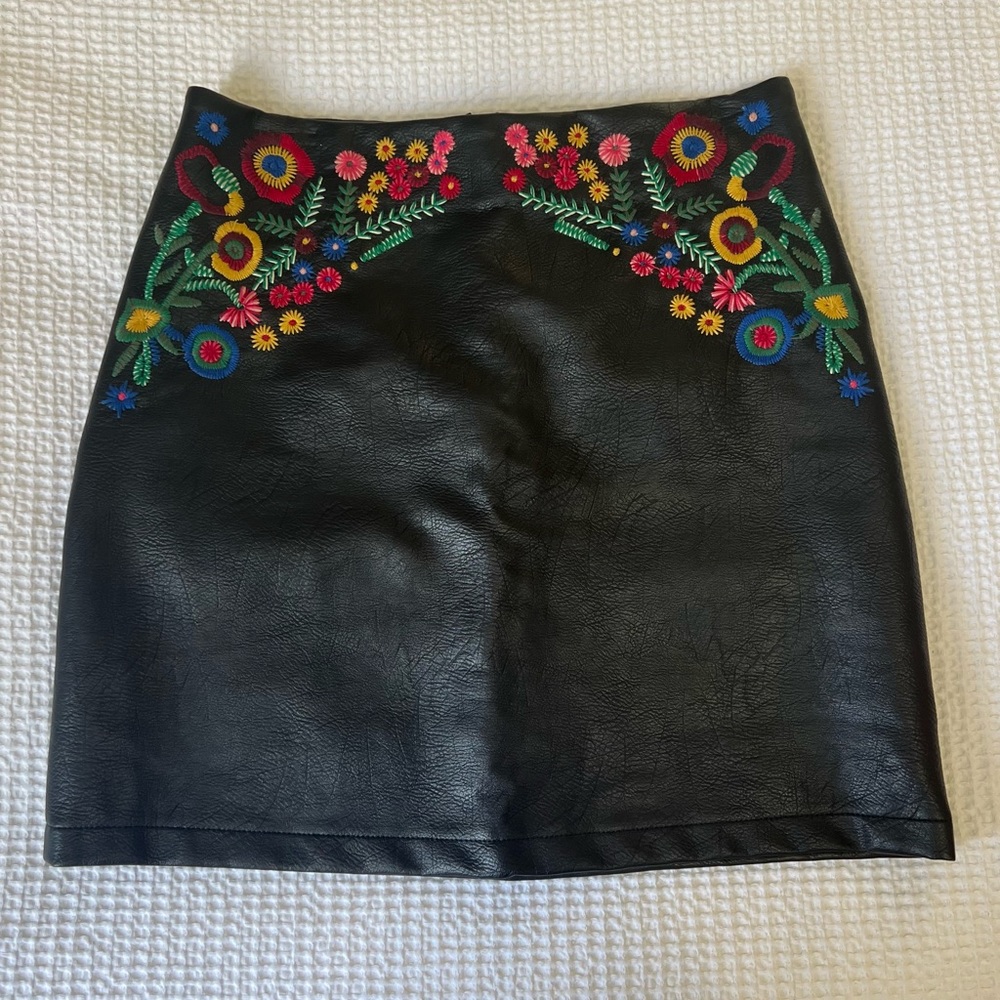 Jella C. Faux Leather Skirt | size M
